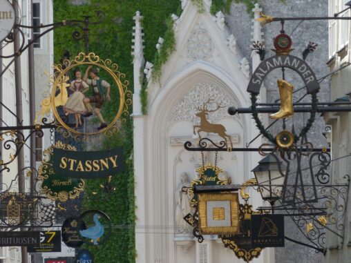 ザルツブルクの洒落た看板の並ぶ通り