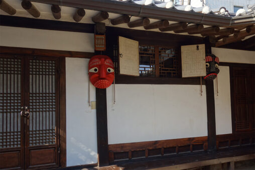 韓国の伝統的家屋の軒先にかかるお面