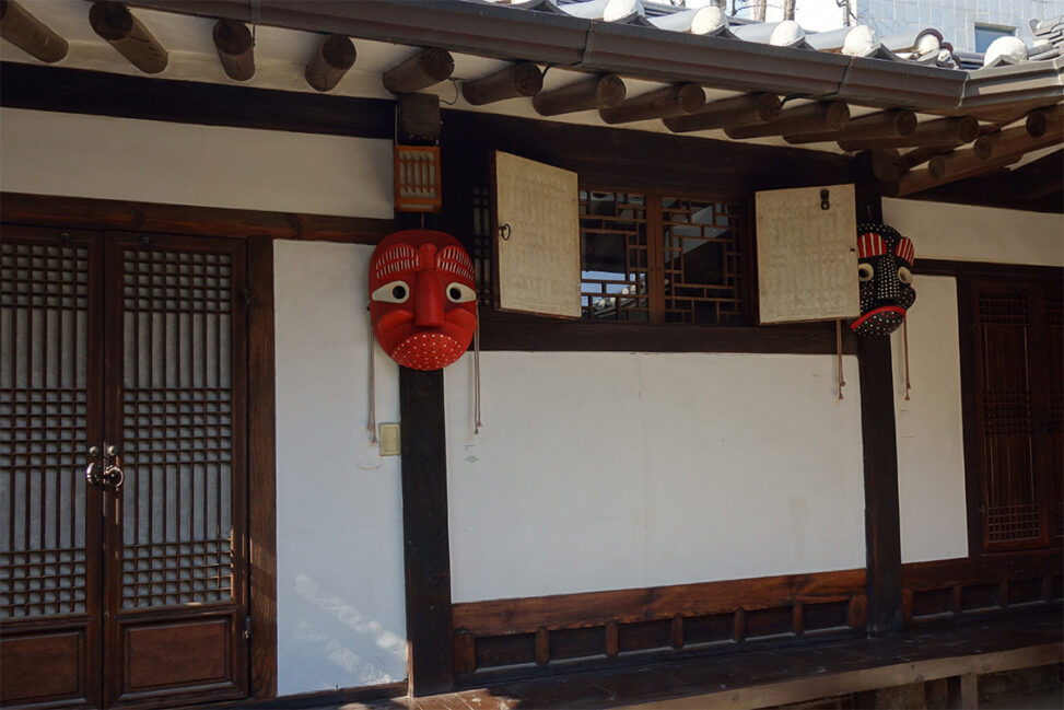 韓国の伝統的家屋の軒先にかかるお面