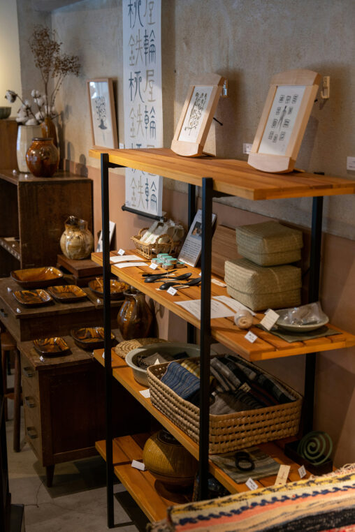 民芸品店の店内