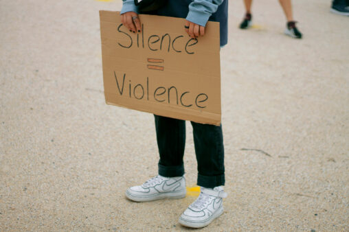 「Silence is Violence」のプラカード