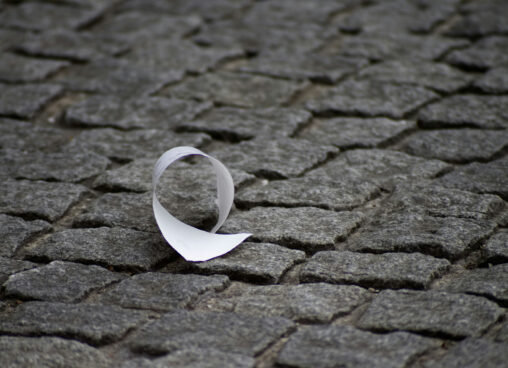 道に落ちた紙ごみ