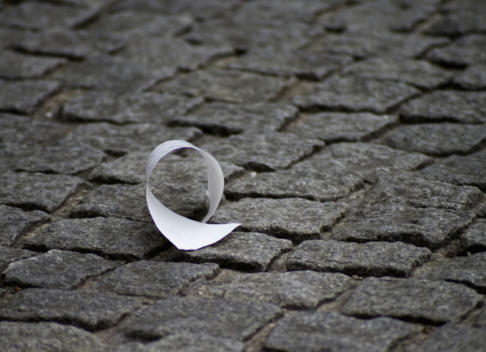 道に落ちた紙ごみ