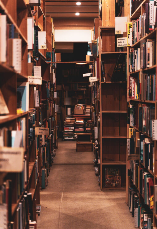 古本屋の書棚のイメージ